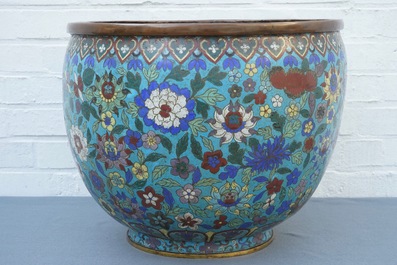 Une grande jardini&egrave;re &agrave; d&eacute;cor de lotus et pivoines en cloisonn&eacute;, Chine, 19&egrave;me