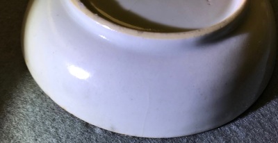 Une th&eacute;i&egrave;re et six tasses et soucoupes en porcelaine de Chine famille rose sur fond capucin, Qianlong