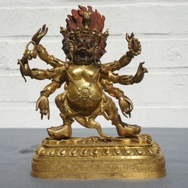 Een Sino-Tibetaanse of Nepalese verguld bronzen figuur van Yamantaka, 19/20e eeuw