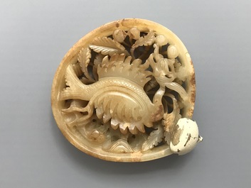 Een Chinese ajour bewerkte gevlekte jade plaquette met een feniks, Ming of vroeger