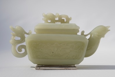 Une th&eacute;i&egrave;re 'dragon et ph&eacute;nix' en jade mont&eacute; d'argent, Chine, 19&egrave;me