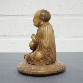 A Chinese carved Shoushan soapstone figure on inscribed base, 19/20th C.