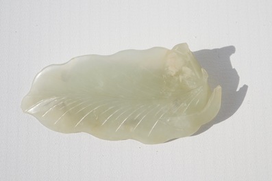 Een Chinees snijstuk in celadon jade van een dame op lotusblad, Qing