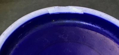 Un vase en porcelaine de Chine bleu monochrome aux anses en forme de t&ecirc;tes d'oiseaux, marque de Yongzheng, 18/19&egrave;me