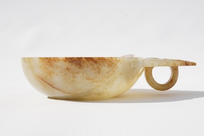 A Chinese russet jade bowl with triangular handle, 19/20th C.