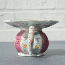 Un crachoir en porcelaine de Chine famille rose, Yongzheng/Qianlong