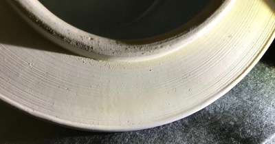 Une paire de vases couverts en porcelaine de Chine wucai, marque de Chenghua, 19/20&egrave;me
