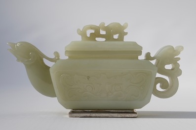 Une th&eacute;i&egrave;re 'dragon et ph&eacute;nix' en jade mont&eacute; d'argent, Chine, 19&egrave;me