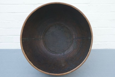 Une grande jardini&egrave;re &agrave; d&eacute;cor de lotus et pivoines en cloisonn&eacute;, Chine, 19&egrave;me