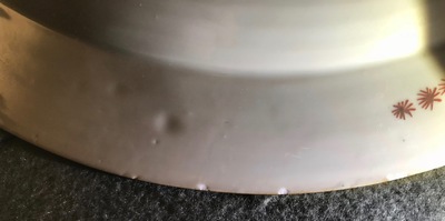 Un plat armori&eacute; en porcelaine de Chine de style Imari, Kangxi