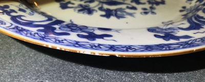 Zes Chinese blauwwitte 'Pompadour' borden, Qianlong
