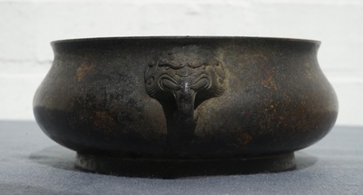 Een Chinees bronzen wierookvat met olifantenkoppen als oren, qianqing gongbao merk, Ming