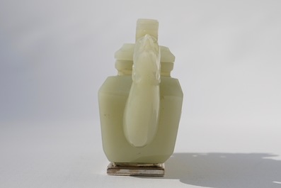 Une th&eacute;i&egrave;re 'dragon et ph&eacute;nix' en jade mont&eacute; d'argent, Chine, 19&egrave;me