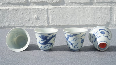 Huit bo&icirc;tes couvertes et quatre tasses &agrave; vin du Hatcher cargo en porcelaine de Chine bleu et blanc, &eacute;poque Transition