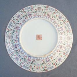 Un plat en porcelaine de Chine famille rose, marque de Jiaqing, 19/20&egrave;me