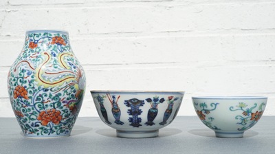 Deux bols et un vase en porcelaine de Chine doucai, marques de Yongzheng et Qianlong, 19/20&egrave;me