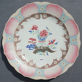 Un plat en porcelaine de Chine famille rose en forme de lotus, Qianlong