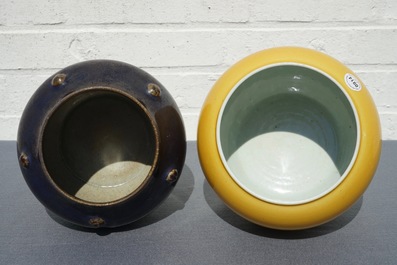 Deux pots en porcelaine de Chine monochrome de couleurs aubergine et jaune, 19/20&egrave;me