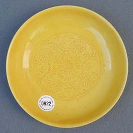 20世纪 康熙款莲花纹黄釉瓷盘