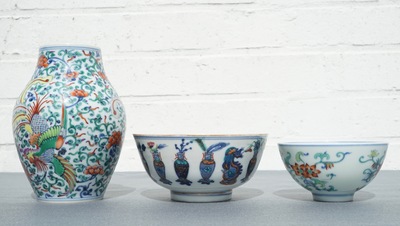 Deux bols et un vase en porcelaine de Chine doucai, marques de Yongzheng et Qianlong, 19/20&egrave;me