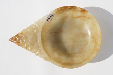 A Chinese russet jade bowl with triangular handle, 19/20th C.