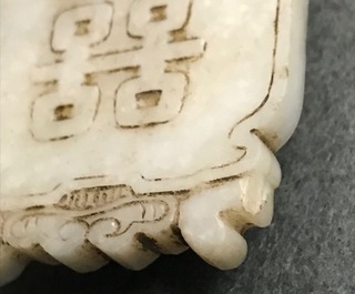 Negen diverse Chinese jade snijwerken in doos, 20e eeuw