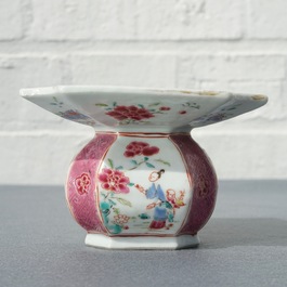 Un crachoir en porcelaine de Chine famille rose, Yongzheng/Qianlong