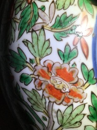 Une bo&icirc;te ronde et son couvercle en porcelaine de Chine wucai &agrave; d&eacute;cor floral, Kangxi