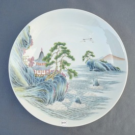 Un grand plat en porcelaine de Chine famille rose &agrave; d&eacute;cor d'un paysage, R&eacute;publique, 20&egrave;me