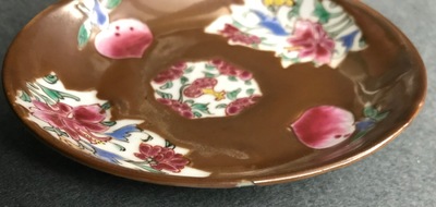 Une th&eacute;i&egrave;re et six tasses et soucoupes en porcelaine de Chine famille rose sur fond capucin, Qianlong