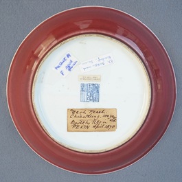 Een Chinees koperrood monochroom bord, Qianlong merk en periode