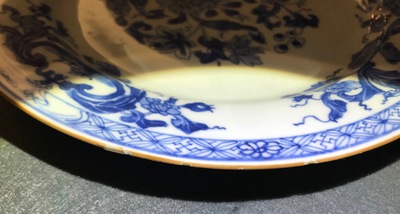 Six assiettes en porcelaine de Chine bleu et blanc &agrave; d&eacute;cor 'Pompadour', Qianlong