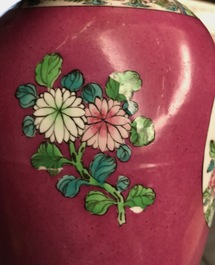 Une paire de vases en porcelaine de style famille rose &agrave; fond rouge rubis, Samson, Paris, 19&egrave;me