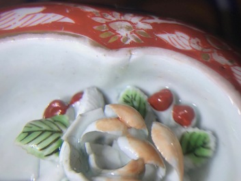Deux th&eacute;i&egrave;res en porcelaine Imari de Japon &agrave; fond bleu poudr&eacute;, Edo, 17/18&egrave;me