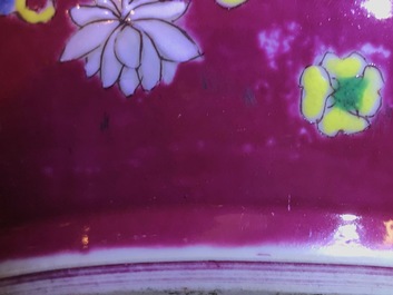 Une paire de vases couverts en porcelaine de Chine famille rose &agrave; fond noir, Yongzheng