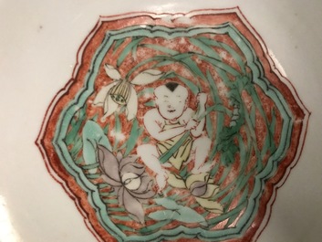 Un bol en porcelaine de Chine wucai &agrave; d&eacute;cor de gar&ccedil;ons avec des fleurs de lotus, &eacute;poque Transition