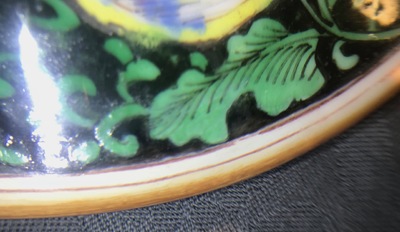 Une paire de vases couverts en porcelaine de Chine famille rose &agrave; fond noir, Yongzheng