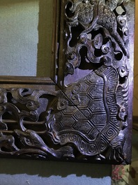 Un cadre en bois sculpt&eacute; figurant des animaux mythiques, Chine, 19&egrave;me
