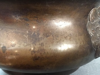Un br&ucirc;le-parfum en bronze aux t&ecirc;tes de lion, marque de Xuande, 19/20&egrave;me