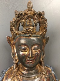 Een Chinese verguld en gelakt bronzen figuur van Guanyin, Ming