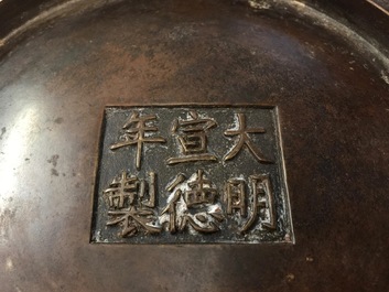 Een Chinese bronzen wierookbrander met leeuwenkoppen, Xuande merk, 19/20e eeuw