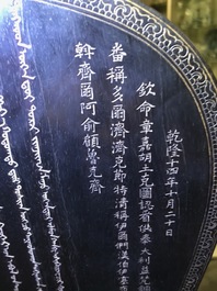 Een Chinees houten schrijn met inscriptie en inlegwerk, 19/20e eeuw
