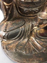 Een Chinese verguld en gelakt bronzen figuur van Guanyin, Ming