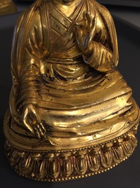 Een Sino-Tibetaanse verguld bronzen figuur van een dalai lama, 19/20e eeuw