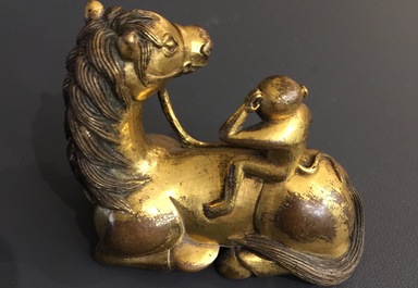 Un groupe en bronze dor&eacute; figurant un singe sur cheval, marqu&eacute; sur la base, Chine, 19/20&egrave;me