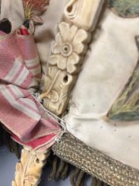 十九世纪    扇子牙雕  丝绸线缝合 