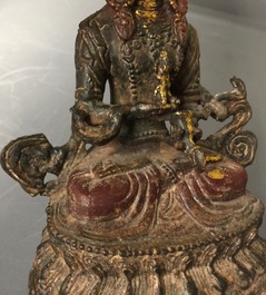 Een Chinese gelakte en vergulde bronzen Boeddha Vajrasattva, Ming