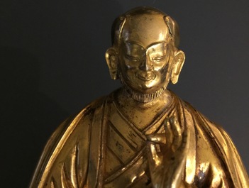 Een Sino-Tibetaanse verguld bronzen figuur van een dalai lama, 19/20e eeuw