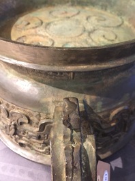 Un r&eacute;cipient &agrave; trois anses de type 'gui' en bronze, Chine, 18/19&egrave;me