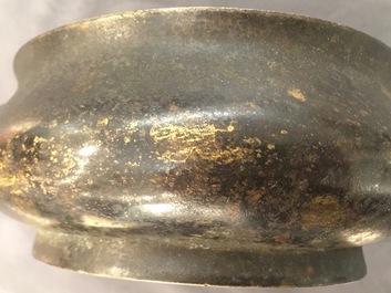 Un br&ucirc;le-parfum en bronze aux prises en forme d'&eacute;l&eacute;phants, marque de qianqing gongbao, Ming